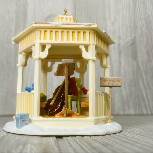 Hallmark Gazebo Winter Park Keepsake Ornament Musical Instruments decoration 07 - Picture 6 of 10